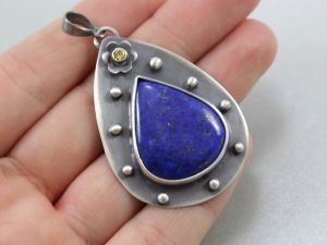 chileart biżuteria autorska lapis lazuli łza cyrkonia wisior srebro oksydowane kwiat